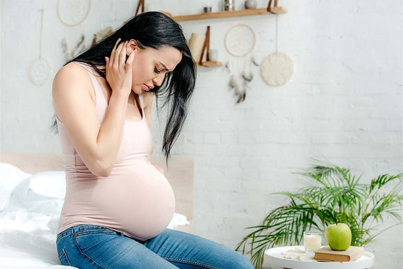 La guía completa para futuras mamás: qué es la preeclampsia y cómo prevenirla mujer preocupada por su embarazo