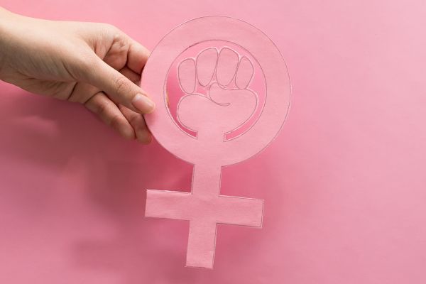 Día Internacional de la Mujer: Empoderamiento Femenino y Desafíos Persistentes