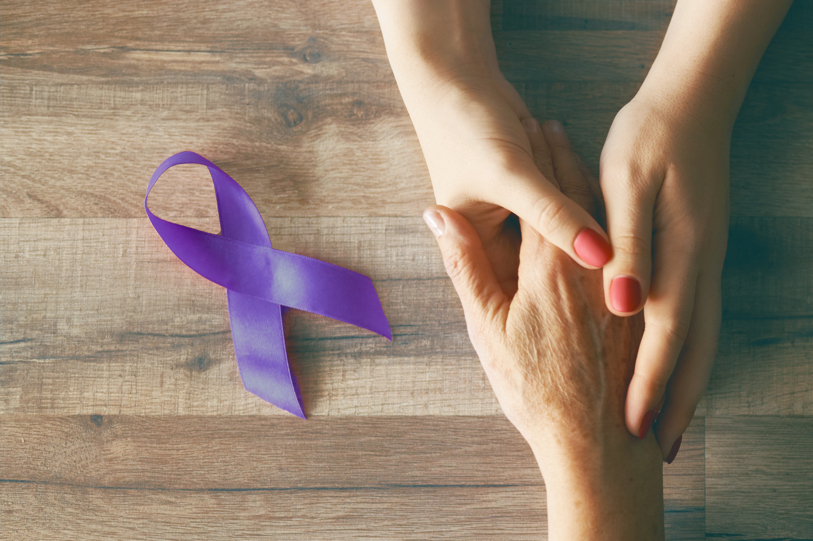 Mujer adulta con mujer mayor sonriendo día mundial contra el Alzheimer prevención con folato